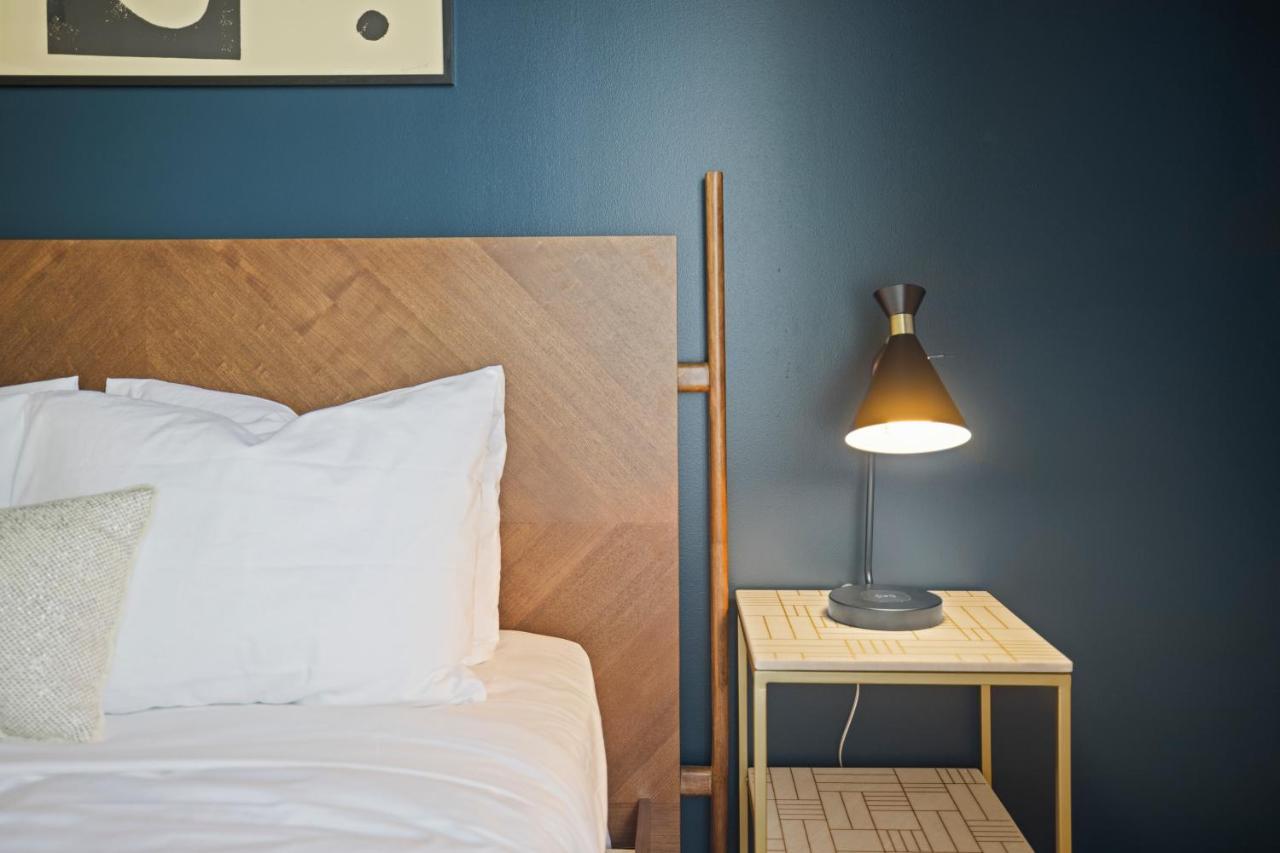 Placemakr Premier Sobro Nashville Eksteriør billede A lamp on a nightstand