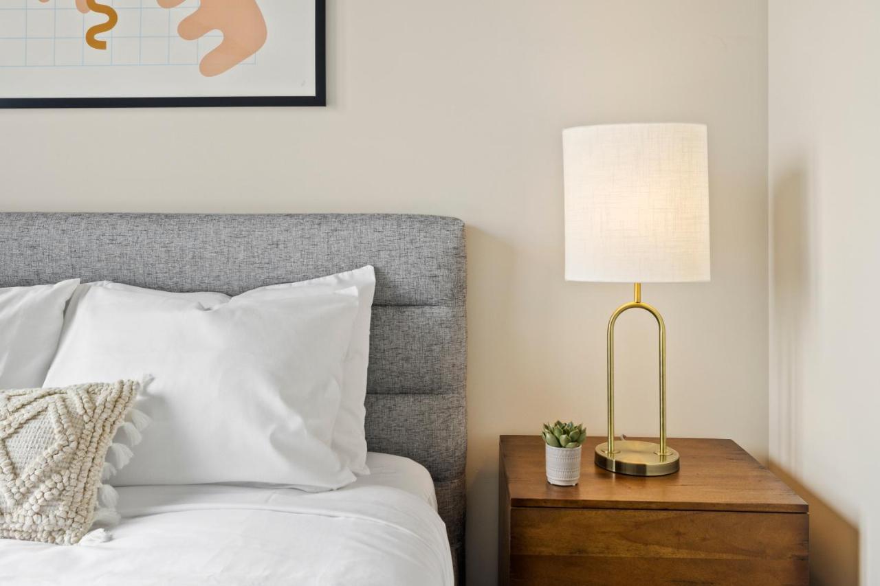 Placemakr Premier Sobro Nashville Eksteriør billede A lamp on a nightstand