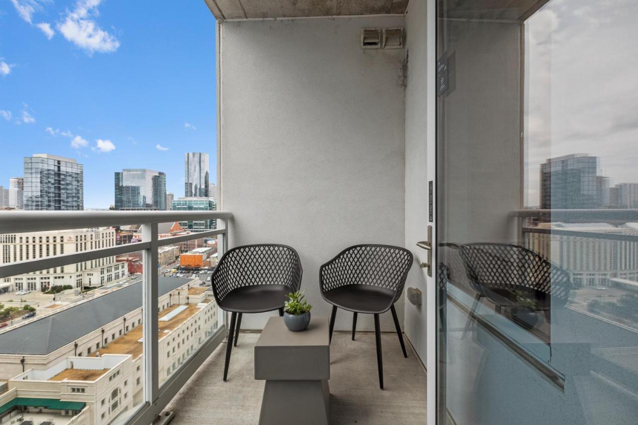 Placemakr Premier Sobro Nashville Eksteriør billede A balcony in a residential apartment