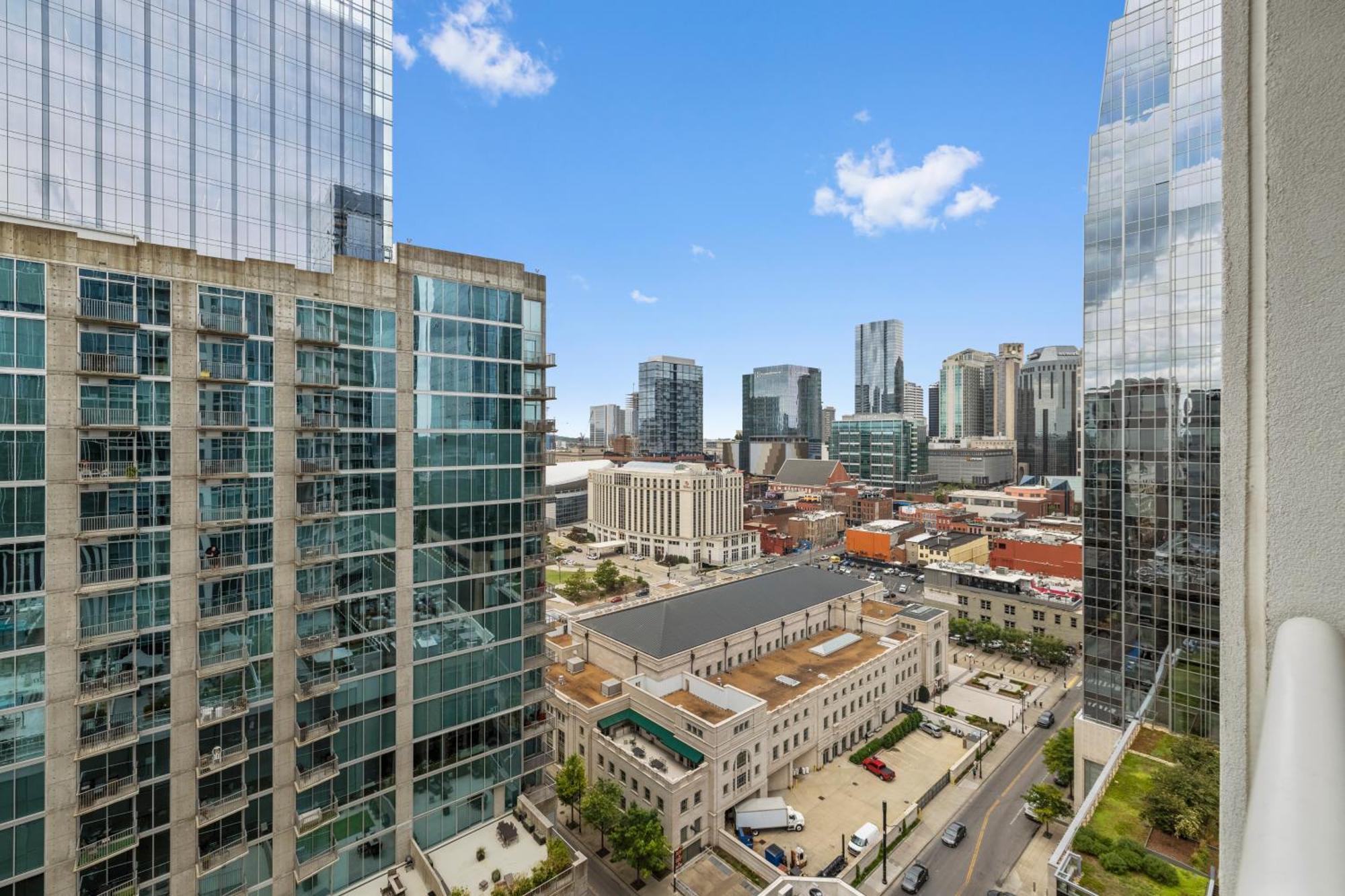 Placemakr Premier Sobro Nashville Eksteriør billede View from the 10th floor of the building